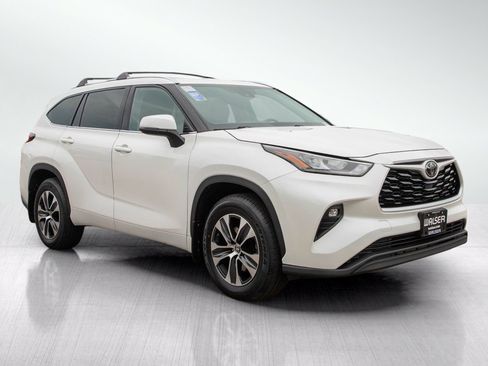 Used 2020 Toyota Highlander XLE AWD/4WD image 7