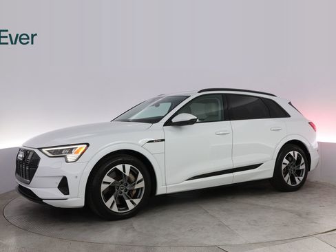 Used 2022 Audi e-tron Premium w/ Convenience Plus Package image 18