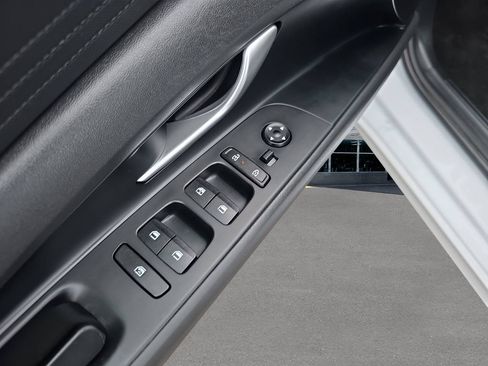 Certified 2024 Hyundai Elantra SEL FWD image 17