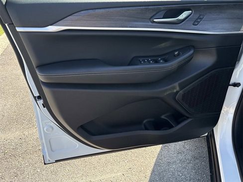 New 2025 Jeep Grand Cherokee L Limited w/ Black Appearance Package image 23