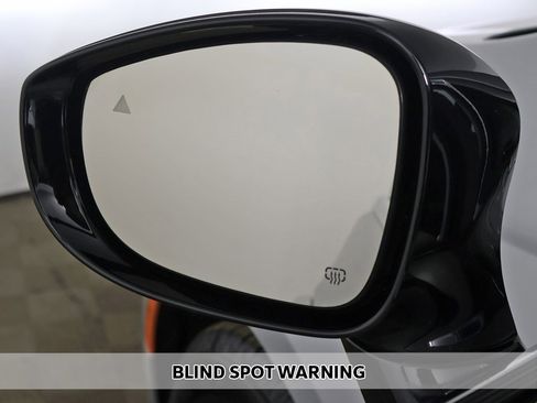 Used 2024 Chrysler Pacifica Touring-L image 4