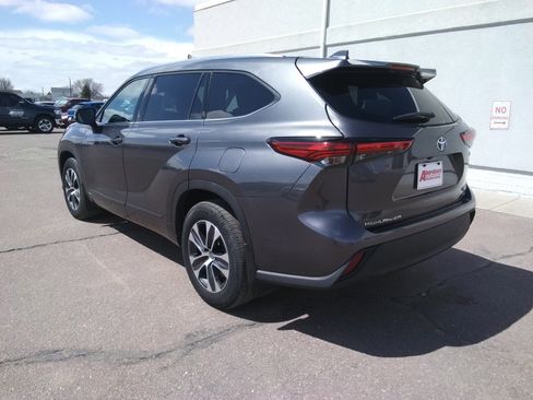 Used 2021 Toyota Highlander XLE AWD/4WD image 7