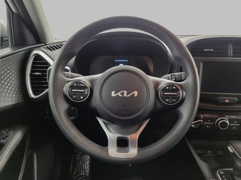 Used 2025 Kia Soul LX w/ LX Technology Package FWD image 5