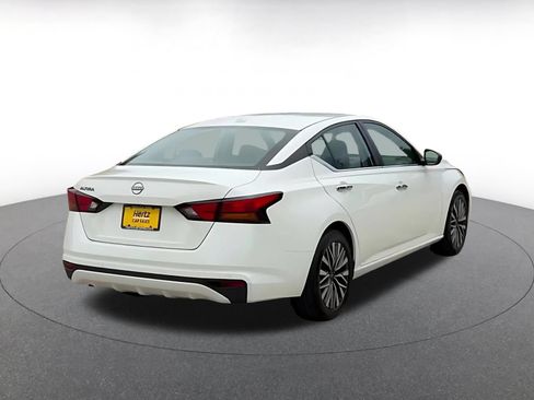 Used 2025 Nissan Altima 2.5 SV FWD image 14
