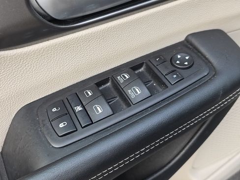 Used 2024 Chrysler Pacifica Touring-L FWD image 8