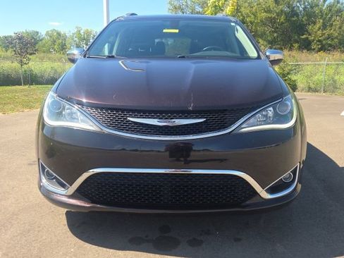Used 2017 Chrysler Pacifica Limited w/ UConnect Theater Package FWD image 3