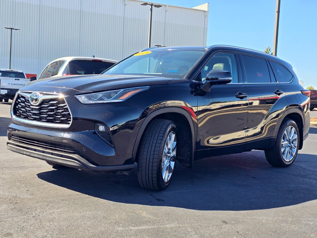 Used 2025 Toyota Highlander Limited AWD/4WD image 4
