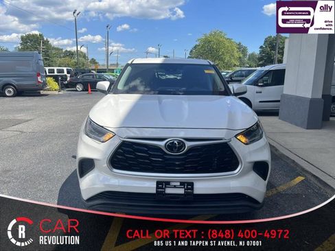 Used 2021 Toyota Highlander L FWD image 2