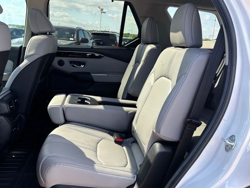 Used 2025 Honda Pilot Touring image 8