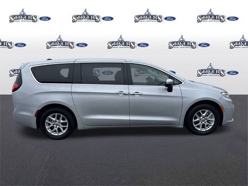 Used 2023 Chrysler Pacifica Touring-L image 4
