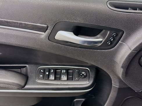 Used 2018 Chrysler 300 Limited AWD/4WD image 15