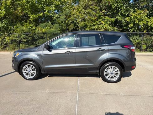 Used 2017 Ford Escape SE FWD image 2