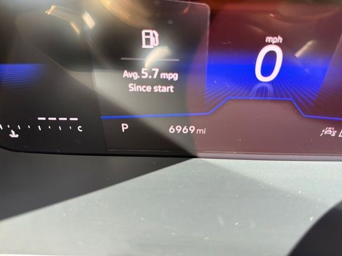 Certified 2025 Volkswagen Taos SE image 19