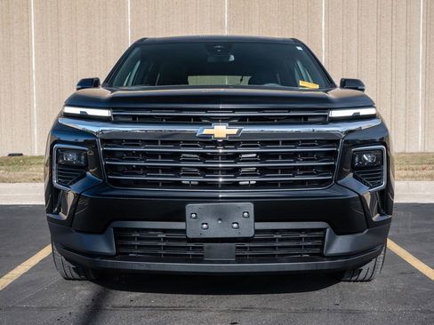 Used 2025 Chevrolet Traverse LT image 3