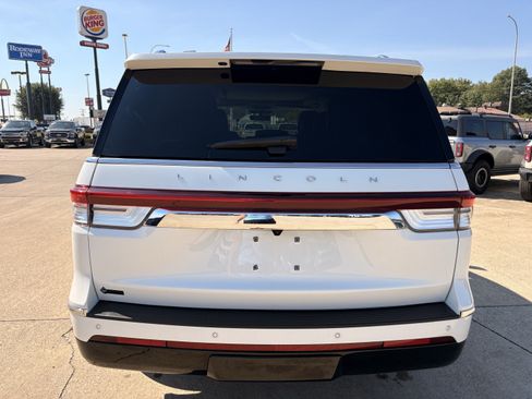 Used 2023 Lincoln Navigator Reserve AWD/4WD image 4