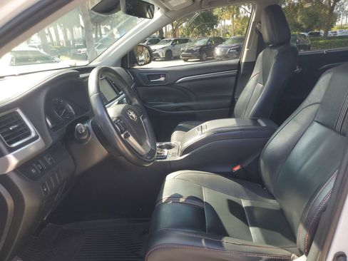 Used 2019 Toyota Highlander SE FWD image 16