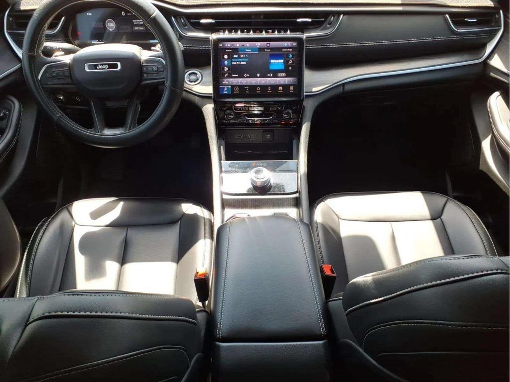 Used 2023 Jeep Grand Cherokee Limited RWD image 10