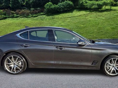 Used 2025 Genesis G70 2.5T image 9