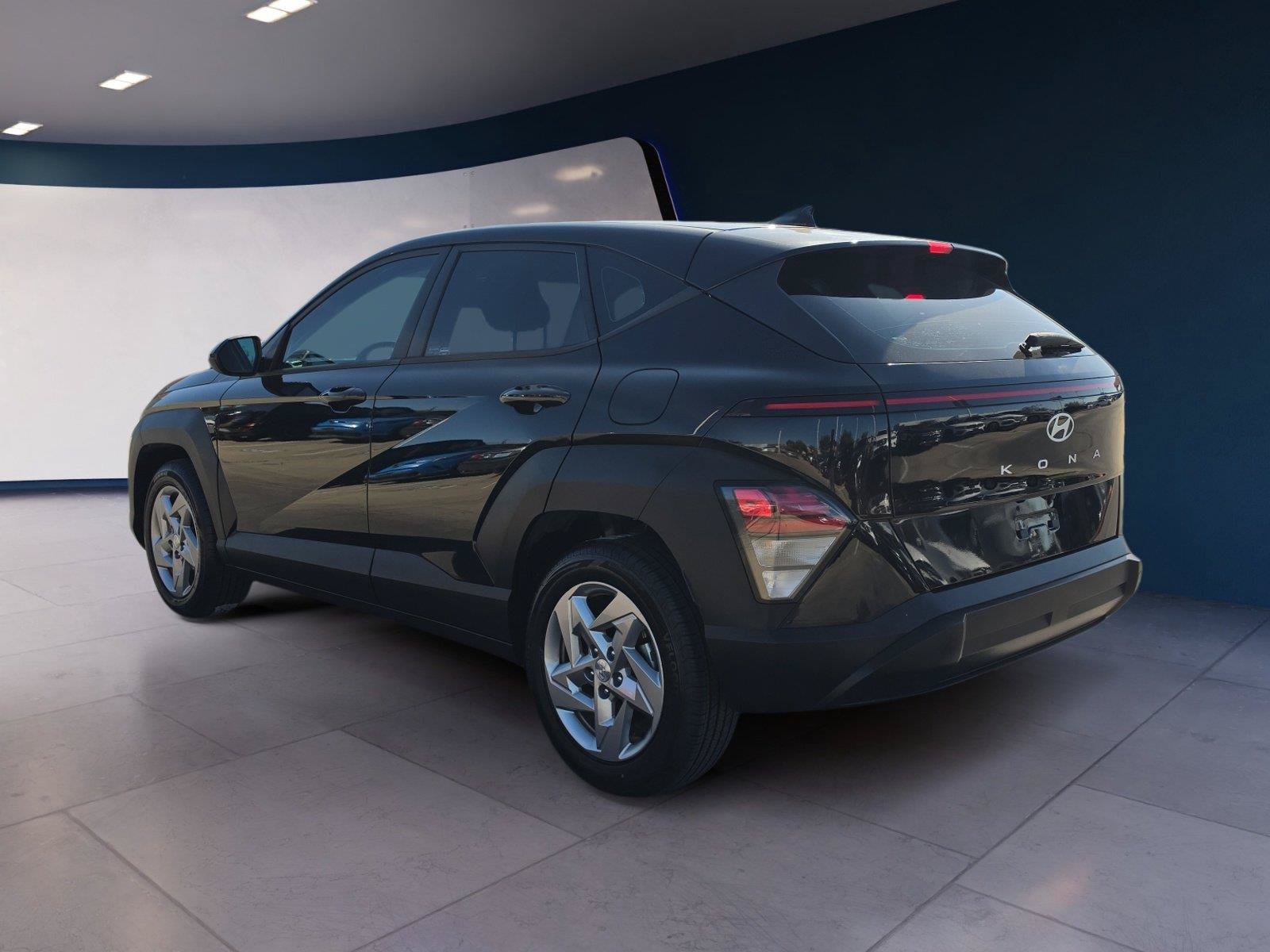 Used 2024 Hyundai Kona SE FWD image 3
