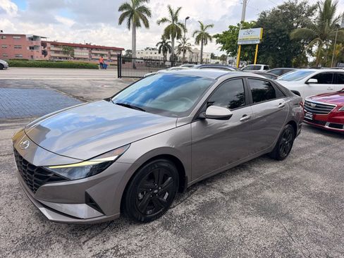 Used 2022 Hyundai Elantra SEL FWD image 2