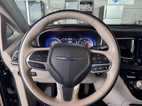 Used 2020 Chrysler Pacifica Limited w/ Tire & Wheel Group FWD image 15