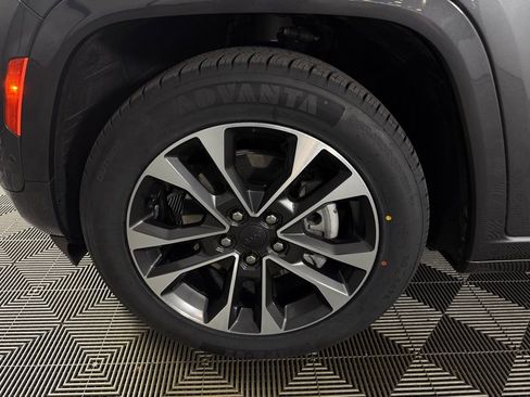 Used 2022 Jeep Grand Cherokee Overland w/ Advanced Protech Group III AWD/4WD image 11
