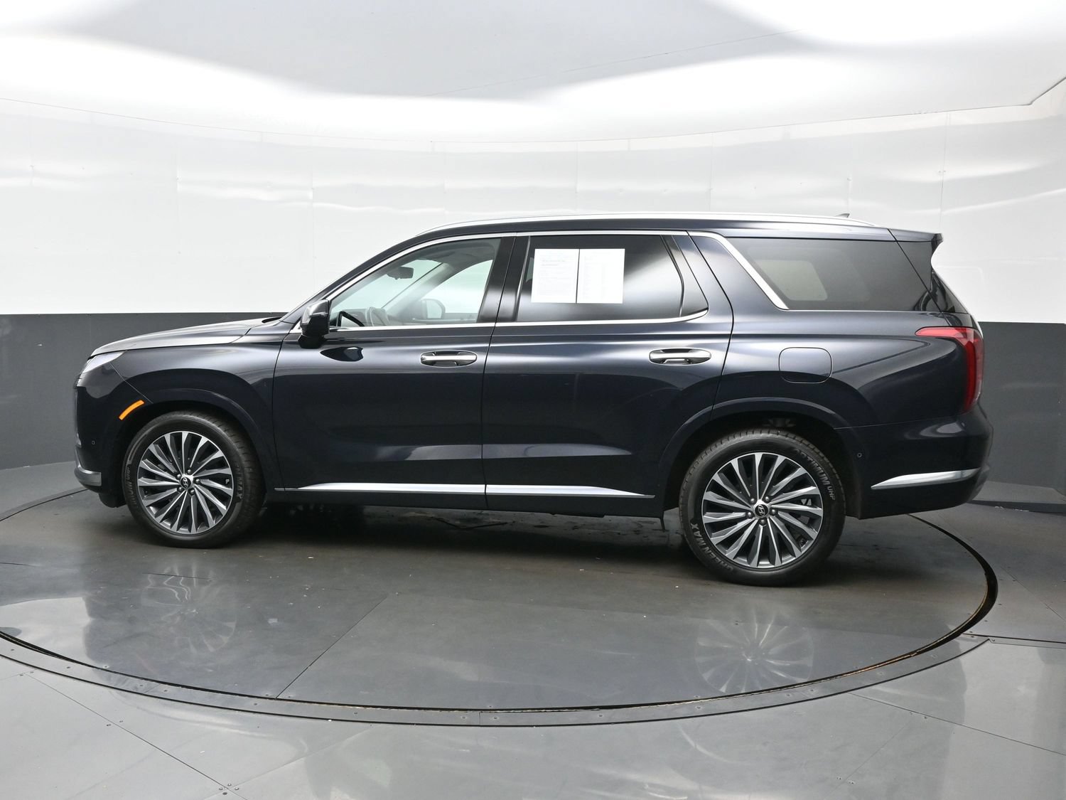 Certified 2024 Hyundai Palisade Calligraphy AWD/4WD image 3
