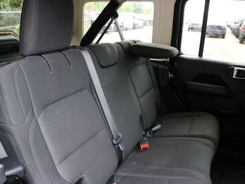 Used 2019 Jeep Wrangler Unlimited Sahara AWD/4WD image 18