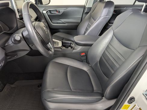 Used 2021 Toyota RAV4 XLE Premium image 5