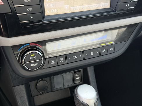 Used 2016 Toyota Corolla LE image 22