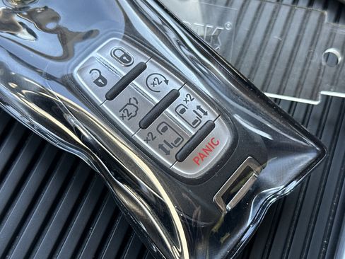 Used 2024 Chrysler Pacifica Touring-L FWD image 37