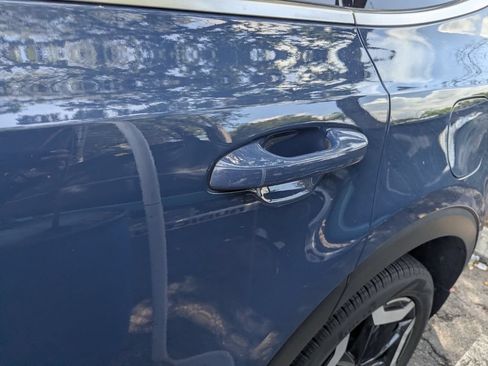 Used 2023 Kia Telluride EX w/ EX Captain's Chair Package FWD image 8