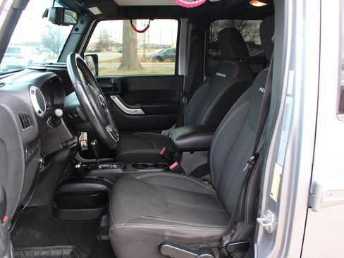 Used 2016 Jeep Wrangler Unlimited Rubicon w/ Connectivity Group image 12