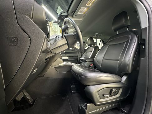 Used 2022 Ford Explorer XLT w/ Equipment Group 202A AWD/4WD image 28