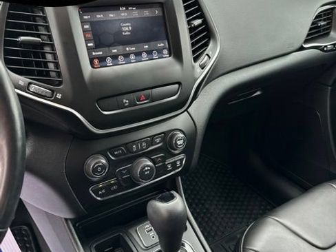 Used 2020 Jeep Cherokee Latitude Plus FWD image 19
