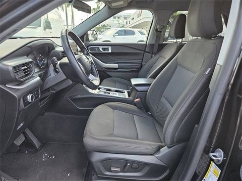 Used 2023 Ford Explorer XLT image 4