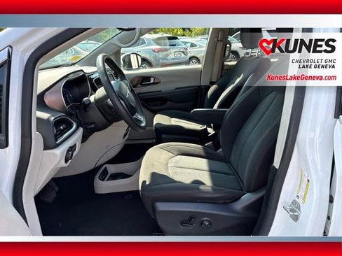 Used 2023 Chrysler Voyager LX FWD image 12