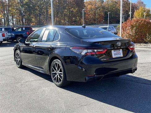 Used 2023 Toyota Camry SE image 3