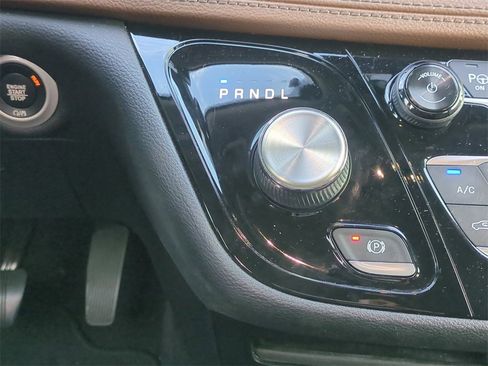 Used 2018 Chrysler Pacifica Limited w/ Tire & Wheel Group image 21