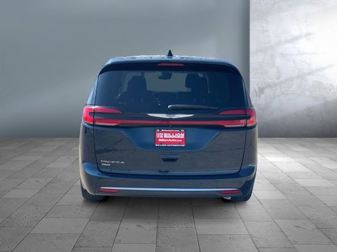 Used 2023 Chrysler Pacifica Touring-L image 5