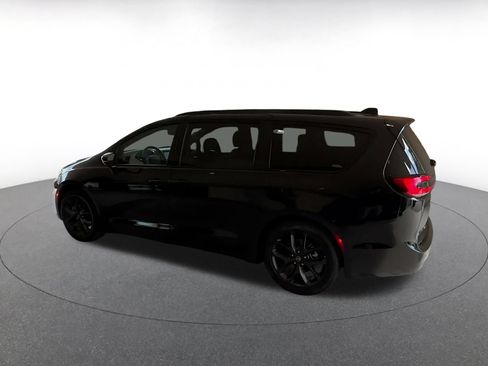 Used 2025 Chrysler Pacifica Limited FWD image 9