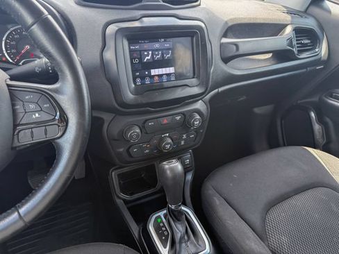 Used 2018 Jeep Renegade Altitude FWD image 20
