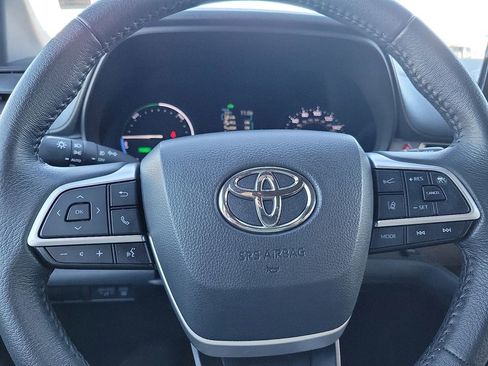 Used 2022 Toyota Sienna XLE image 18