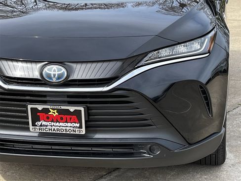 Used 2021 Toyota Venza LE image 8