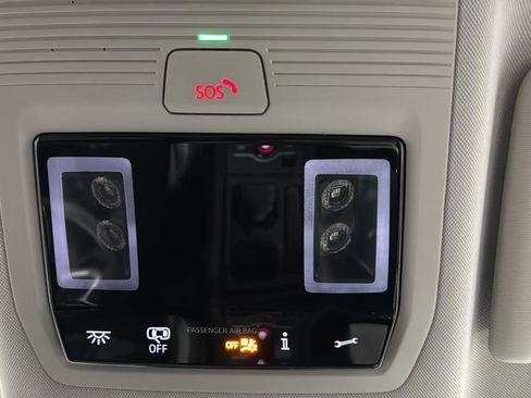 Used 2025 Volkswagen Tiguan SE FWD image 32