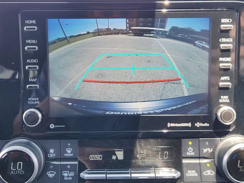 Used 2021 Toyota Highlander XSE FWD image 16
