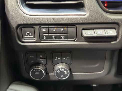 Used 2024 Chevrolet Suburban Premier image 32