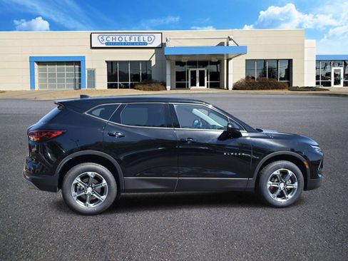 Used 2025 Chevrolet Blazer LT AWD/4WD image 2