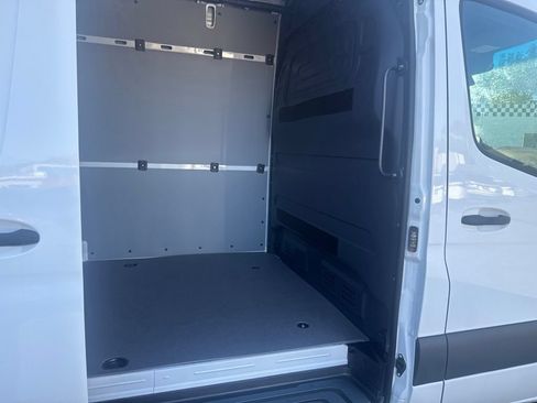 Used 2024 Mercedes-Benz eSprinter 170 Cargo image 8