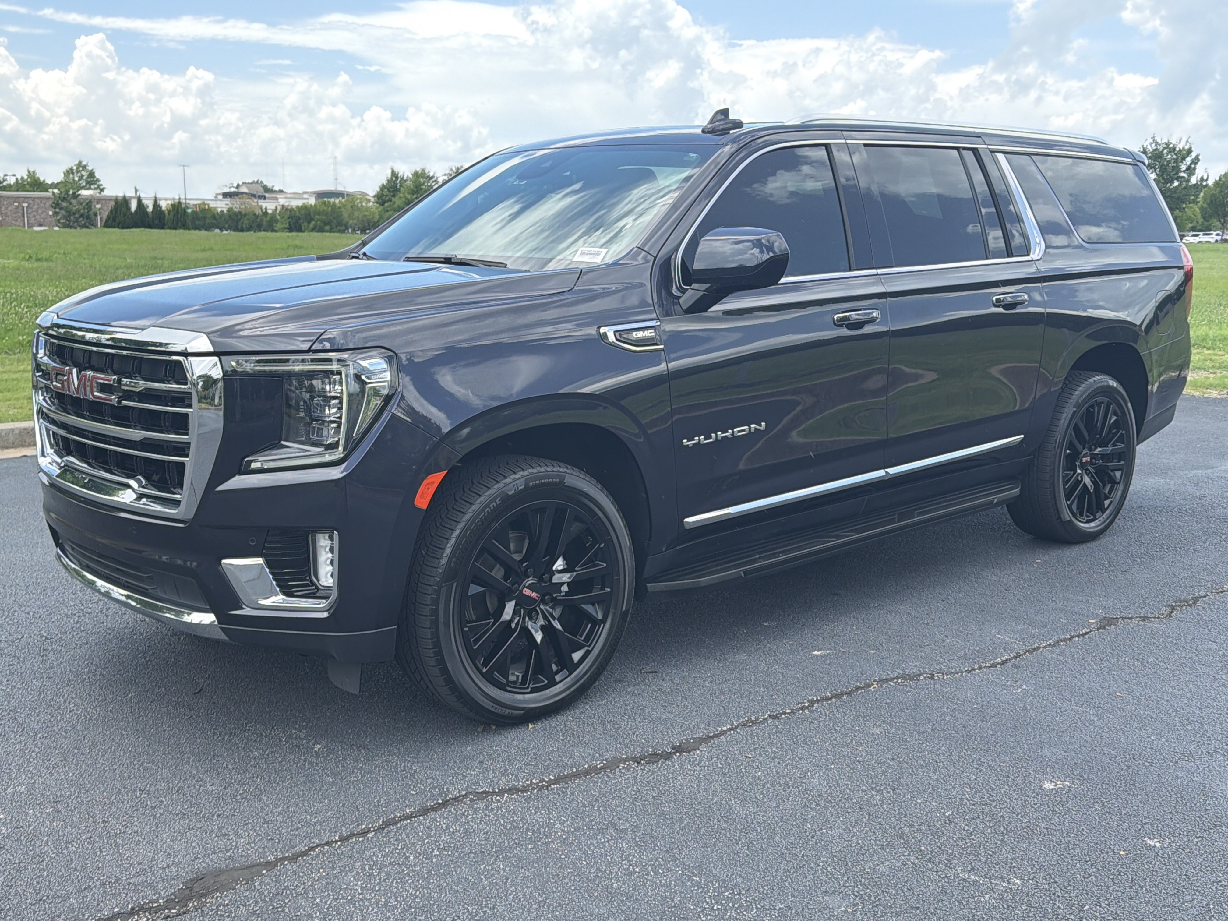 Used 2023 GMC Yukon XL SLT AWD/4WD image 5